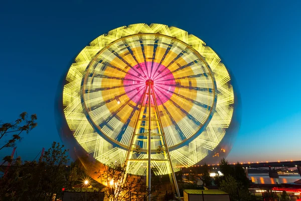 La rueda de la fortuna, diversión, en el fondo del cielo azul — Foto de Stock