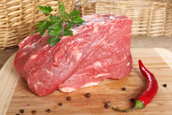 Rått kjøtt, storfekjøtt, tenderloin, lårfilet på en planke – stockfoto