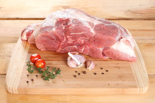 Carne cruda Carne di maiale Spalla gamba anteriore, sull'osso — Foto Stock