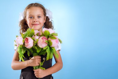 Küçük kız mavi arka plan üzerinde izole