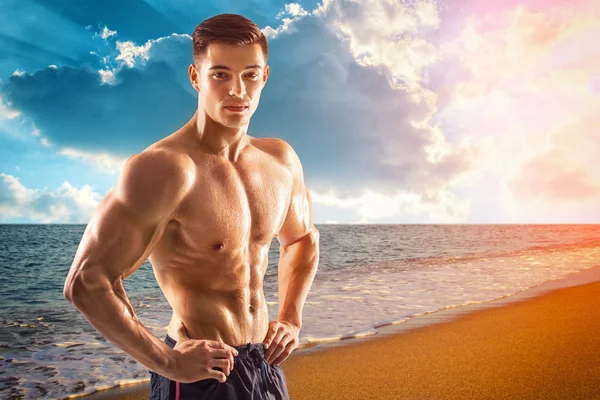 Muscolare bello fitness uomo — Foto Stock