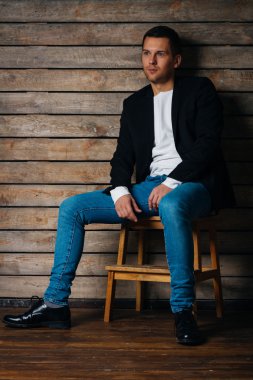 düşünceli yakışıklı adam