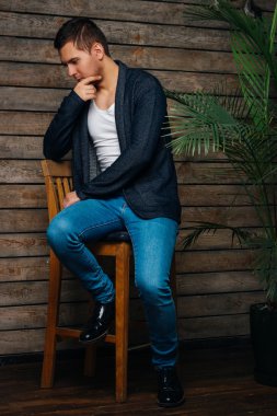 düşünceli yakışıklı adam