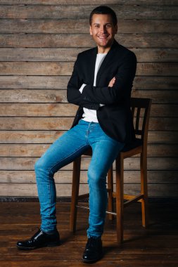 gülümseyen yakışıklı adam