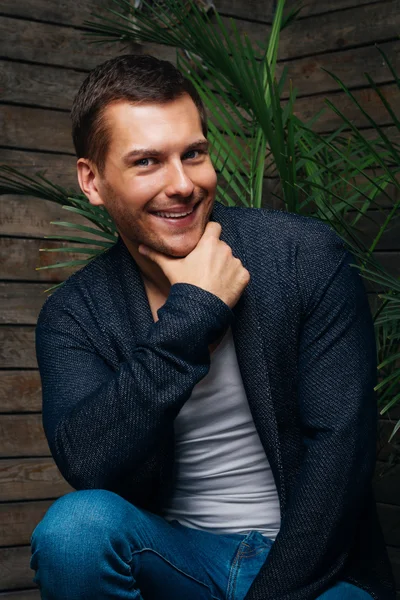 Retrato de un hombre guapo sonriente — Foto de Stock