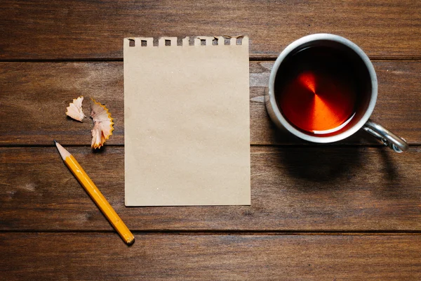 Bodegón Vintage con lápiz, papel y taza — Foto de Stock