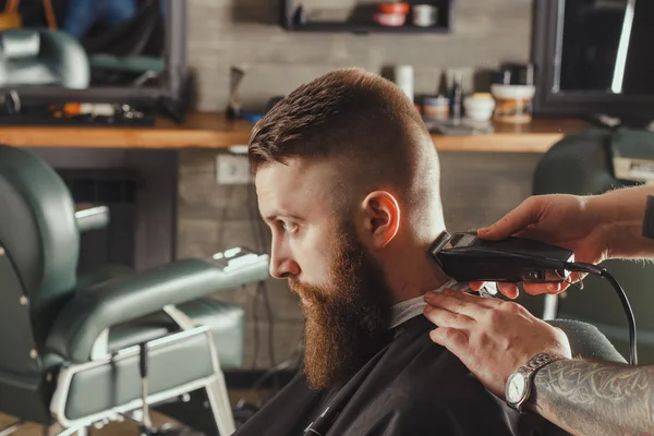 Bebaarde Man In de Barbershop — Stockfoto