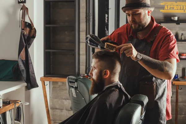 Barbudo en barbería —  Fotos de Stock