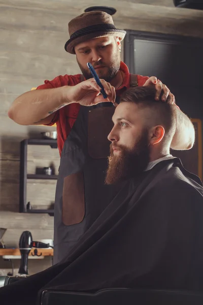 Bebaarde Man In de Barbershop — Stockfoto