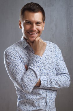 şık yakışıklı genç