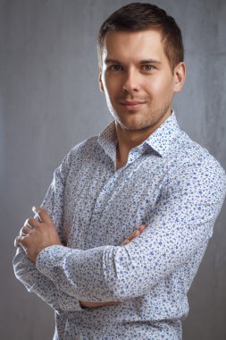 şık yakışıklı genç