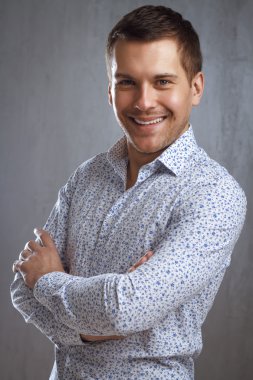 şık yakışıklı genç