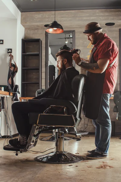 Bebaarde Man In de Barbershop — Stockfoto