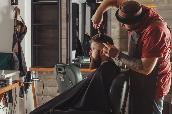 Bebaarde Man In de Barbershop — Stockfoto