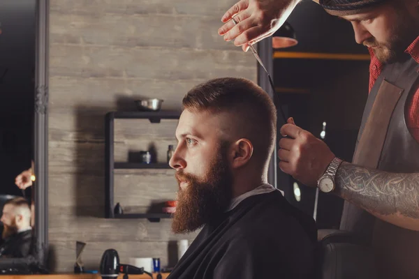 Bebaarde Man In de Barbershop — Stockfoto