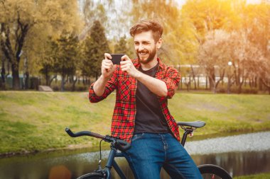 Bisiklet ile yakışıklı genç