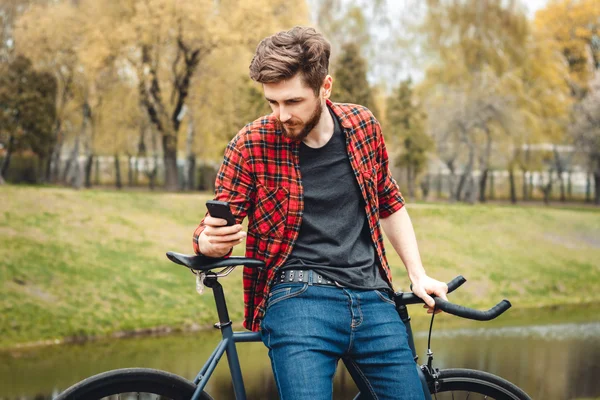 Bisiklet ile yakışıklı genç