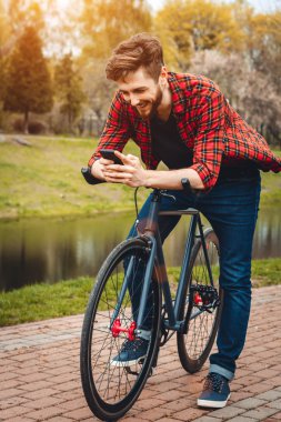 Bisiklet ile yakışıklı genç