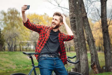 Bisiklet ile yakışıklı genç