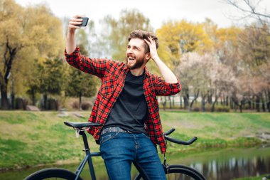 Bisiklet ile yakışıklı genç