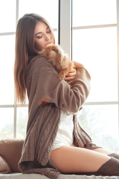 tavşan ile güzel bir genç kadın