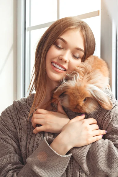 tavşan ile güzel bir genç kadın