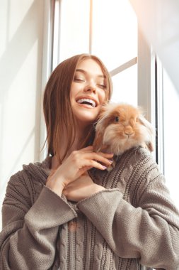 tavşan ile güzel bir genç kadın