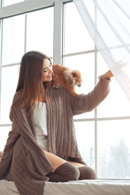 tavşan ile güzel bir genç kadın