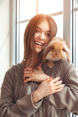 tavşan ile güzel bir genç kadın