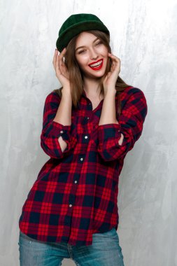 Güzel kız rahat kıyafetler ve yeşil kap