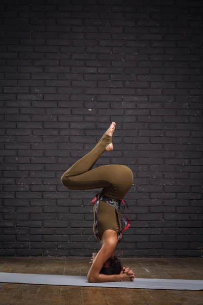 Молодая красивая женщина практикующая йогу — стоковое фото