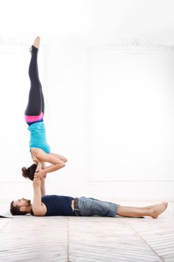 Pratik Acro-Yoga güzel genç Çift
