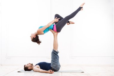 Pratik Acro-Yoga güzel genç Çift