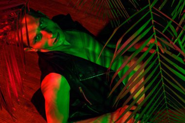 Yakışıklı genç adam.