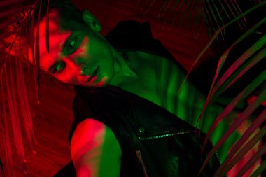 Yakışıklı genç adam.