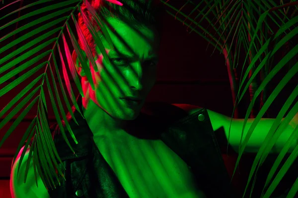 Yakışıklı genç adam.