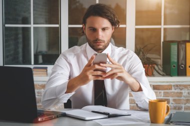 yakışıklı genç işadamı