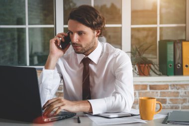 yakışıklı genç işadamı