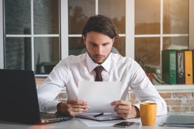 yakışıklı genç işadamı