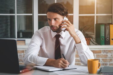 yakışıklı genç işadamı