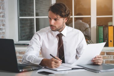 yakışıklı genç işadamı