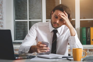 yakışıklı genç işadamı