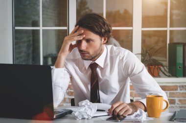 üzgün genç işadamı