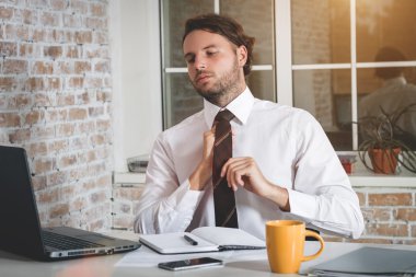 yakışıklı genç işadamı