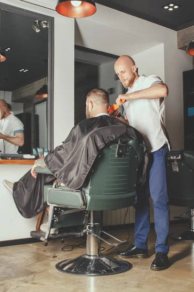 Skäggig Man i Barbershop — Stockfoto
