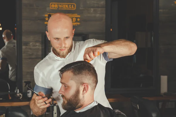 Barbudo en barbería — Foto de Stock