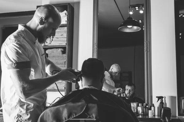 Bebaarde Man In de Barbershop — Stockfoto