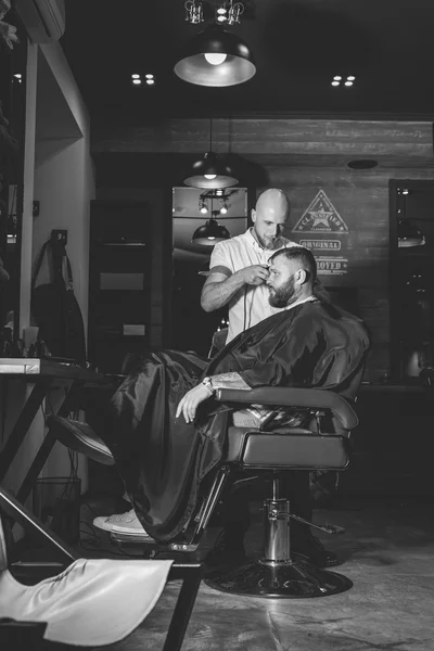 Bebaarde Man In de Barbershop — Stockfoto