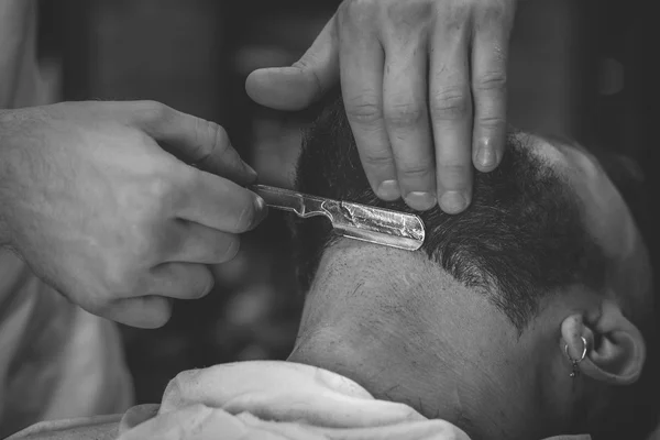 Bebaarde Man In de Barbershop — Stockfoto