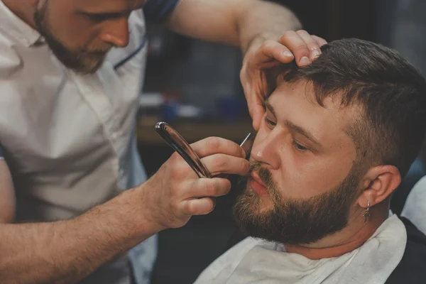Barbudo en barbería — Foto de Stock